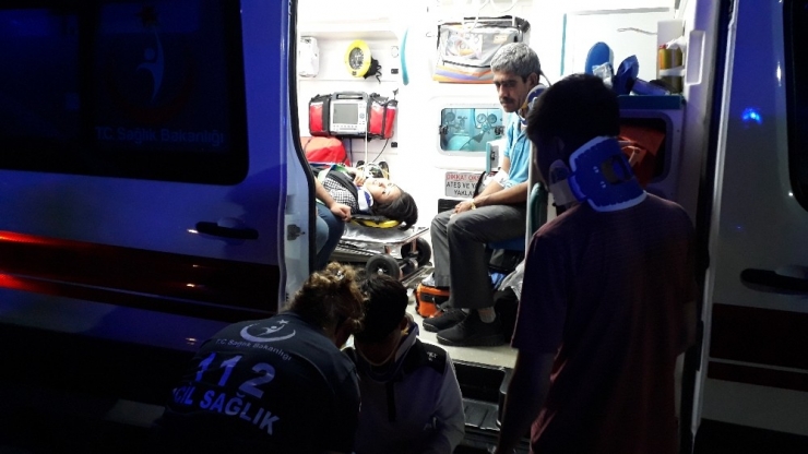 Göçmenleri Taşıyan Araç Düğün Salonu Otoparkına Girdi: 14 Yaralı