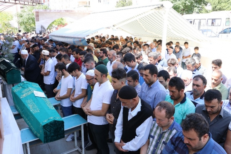 Anne Ve Kızına Acı Veda