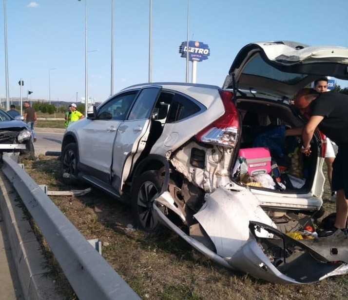 Kavşakta İki Otomobil Çarpıştı: 9 Yaralı