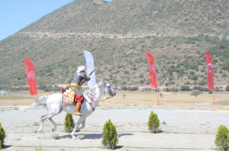 Atlı Okçuluk Zafer Kupası Yapıldı