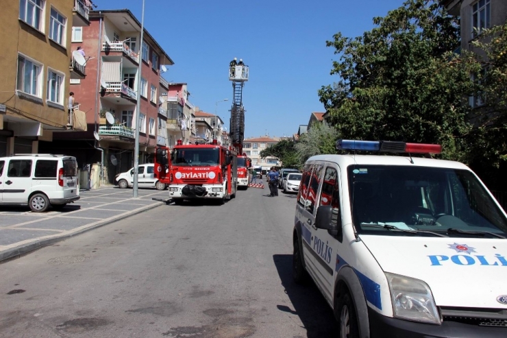 Ailesinin Yalnız Bıraktığı 3 Çocuk Yangında Mahsur Kaldı