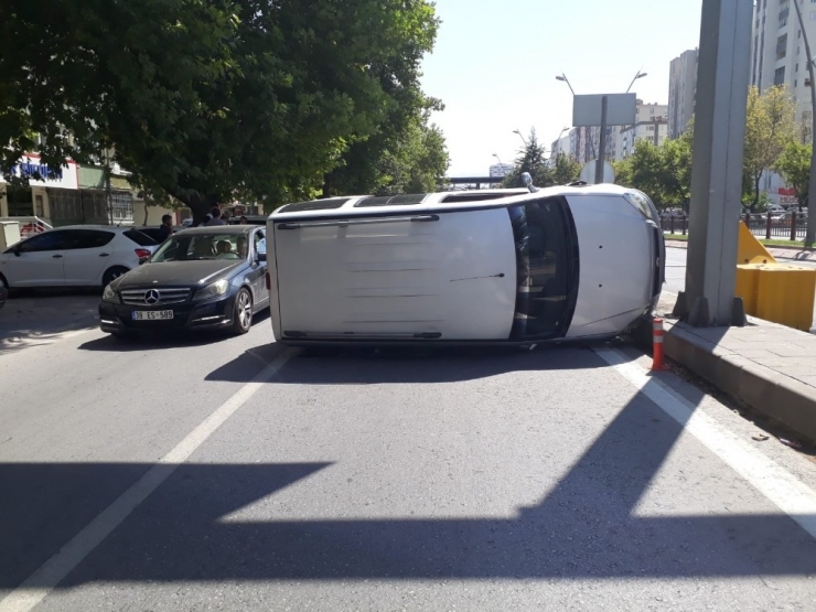 Direksiyon Hakimiyeti Kaybolan Araç Yan Yattı