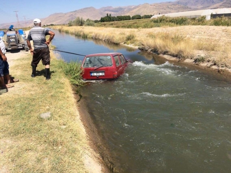 Direksiyon Hakimiyeti Kaybolan Otomobil Su Kanalına Uçtu