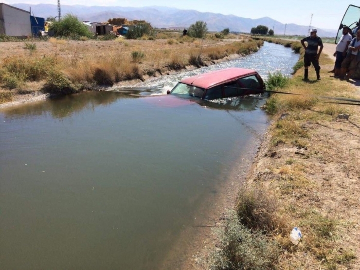 Direksiyon Hakimiyeti Kaybolan Otomobil Su Kanalına Uçtu