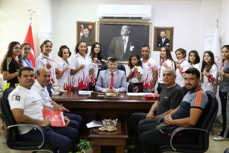 Şampiyonlardan İl Müdürü Fillikçioğlu’na Ziyaret