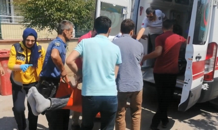 Amcasının Trafik Kazası Geçirdiğini Öğrenen Genç Kendini Bıçakladı