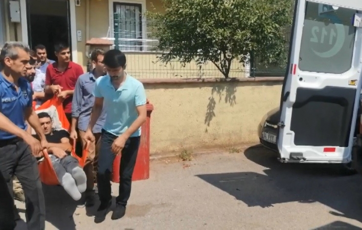 Amcasının Trafik Kazası Geçirdiğini Öğrenen Genç Kendini Bıçakladı