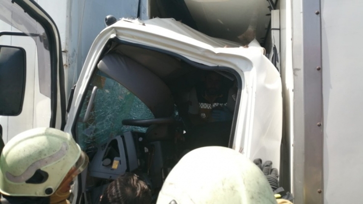 Kuzey Marmara Otoyolu Mecidiye Gişeleri İstikametinde İki Kamyon Çarpışması Sonucu Bir Sürücü Araç İçerisinde Sıkıştı. Sürücüyü Kurtarma Çalışmaları Sürerken Bölgede Yoğun Trafik Oluştu.