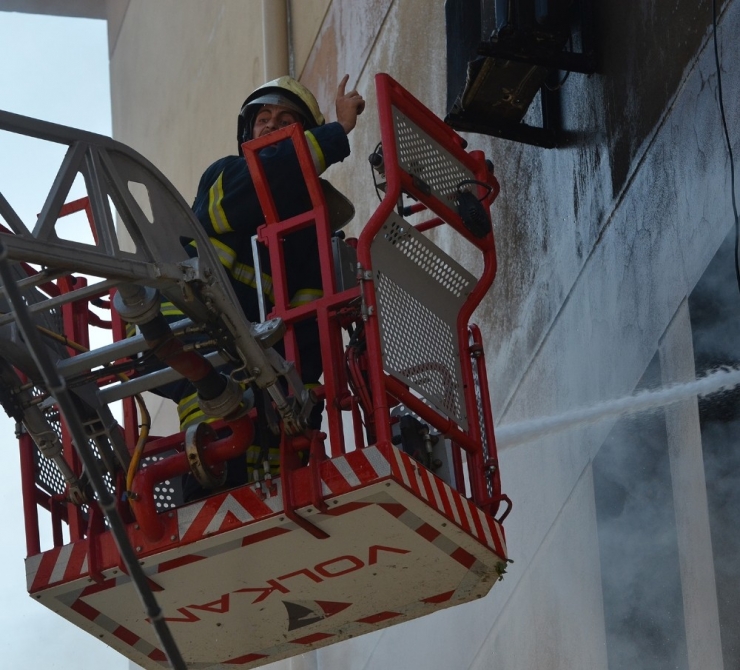 Manisa’da Lise Binasında Çıkan Yangın Korkuya Neden Oldu