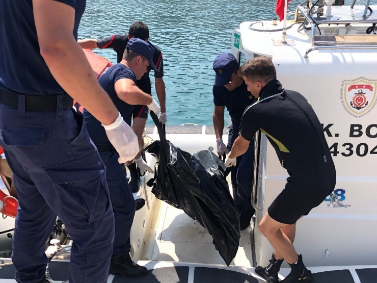 Balıkçılar Su Üzerinde Çürümüş Erkek Cesedi Buldu