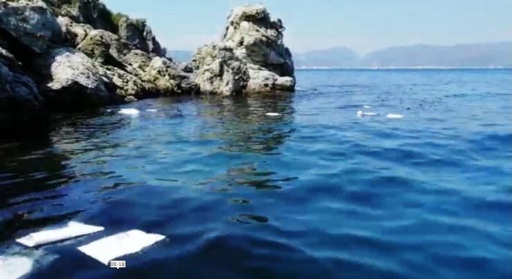 Yanarak Batan Tekne Denizde Kirliliğe Neden Oldu