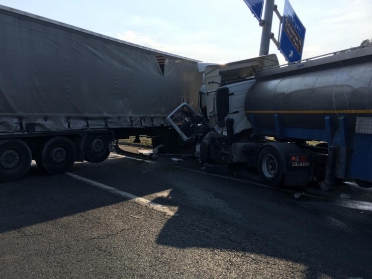 Freni Patlayan Tankerin Sürücüsü Faciayı Önledi