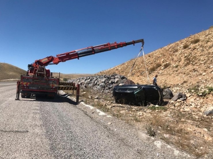 Sivas’ta Yoldan Çıkan Otomobil Devrildi: 2 Yaralı