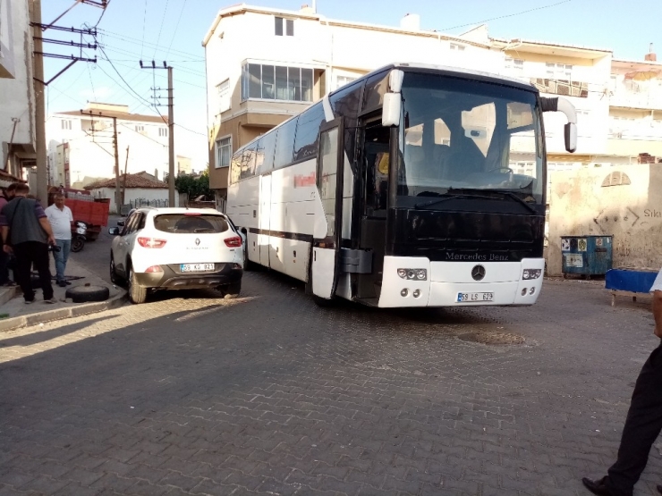 Tekirdağ’da Görünmez Kaza: Otobüs İle Otomobilin Arasında Sıkıştı