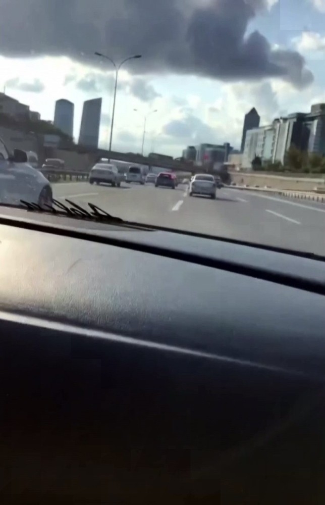 Tem Otoyolu’nda Lüks Otomobillerin “Makas” Yarışı Kamerada