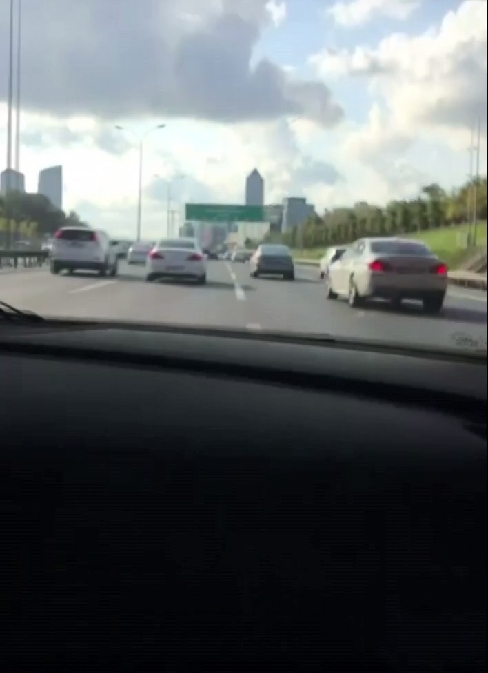 Tem Otoyolu’nda Lüks Otomobillerin “Makas” Yarışı Kamerada