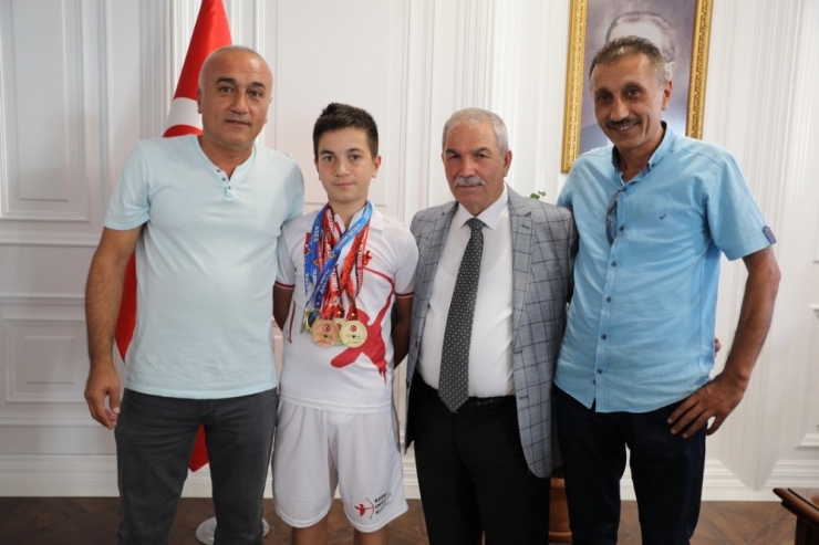 Başkan Demirtaş Şampiyonu Altınla Ödüllendirdi