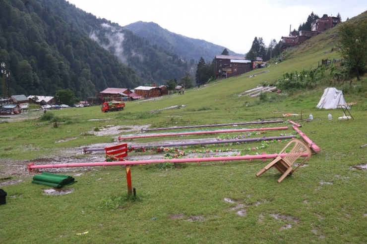 Ayder Salıncaklardan Temizleniyor