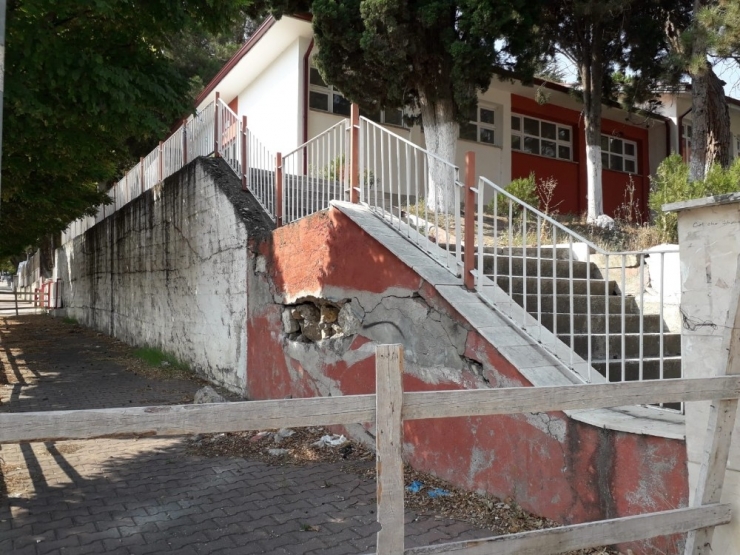 Aylardır Tamir Edilmeyen Okul İstinat Duvarı Tehlike Saçıyor