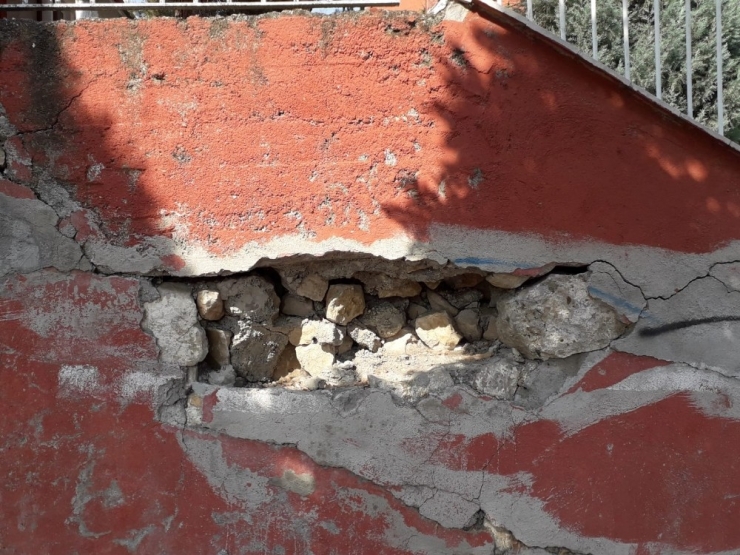 Aylardır Tamir Edilmeyen Okul İstinat Duvarı Tehlike Saçıyor