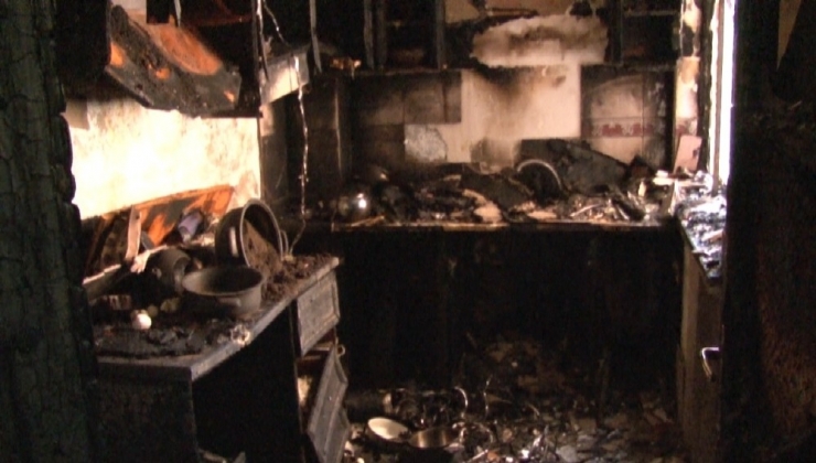 Cezaevi Firarisi Yangın Çıkardığı Evden Çıkan Eşini Tüfekle Vurup Öldürdü