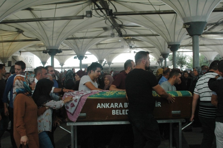 Kocası Tarafından Öldürülen Kadın Toprağa Verildi