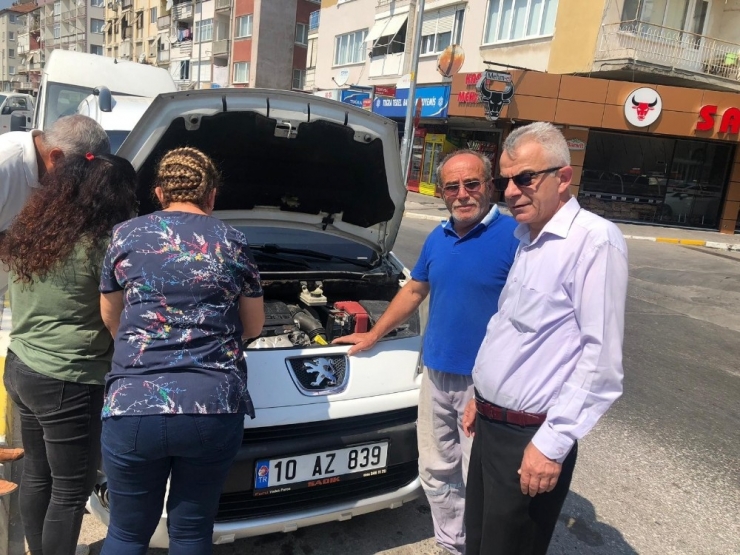 Araç Motoruna Giren Kedi Kurtarıldı