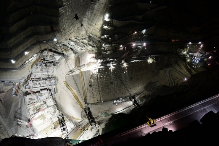 Yusufeli Barajı İnşaatının Etkileyici Gece Görünümü