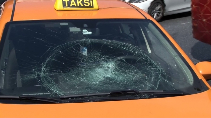 Taksiyle Çarpışan Motosikletli Kadın, Aracın Ön Camına Düştü