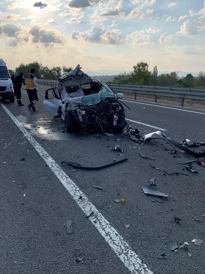 Bolu’da Tıra Arkadan Çarpan Otomobil Hurdaya Döndü: 2 Ölü, 1 Yaralı