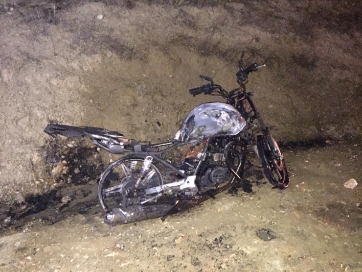 Gecenin Karanlığında Ateşe Verip Kaçtılar