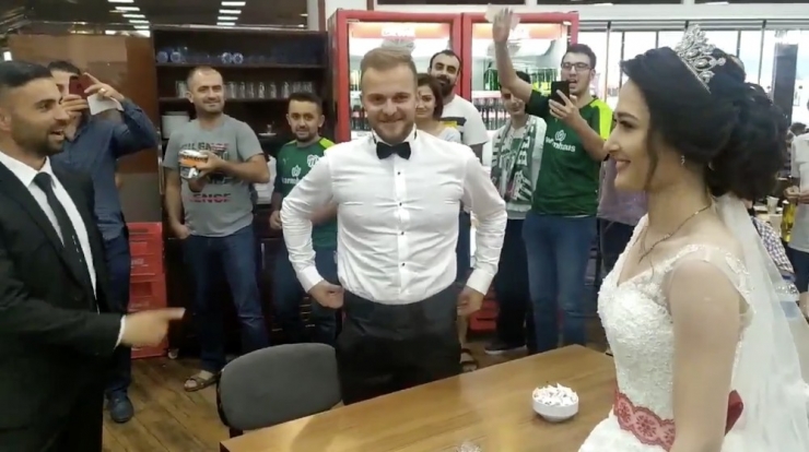 Bursasporlu Taraftarlardan Gelin Ve Damada Sürpriz