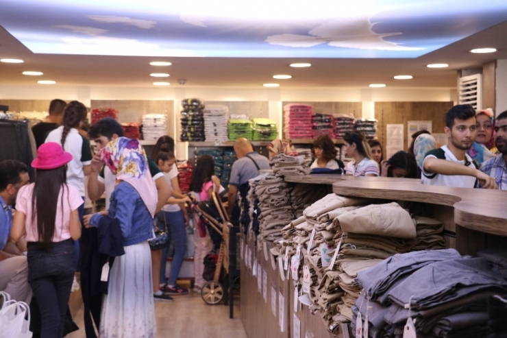 Çarşı Pazarda Okul Alışverişi Yoğunluğu Başladı