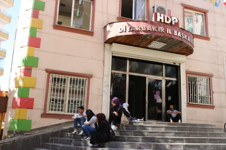 Çocuklarının Dağa Kaçırıldığını İddia Eden Aile, Hdp Önünde Oturma Eylemi Başlattı