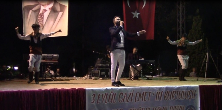 Emet’te Yerel Sanatçıların Konserini 2 Bin Kişi İzledi