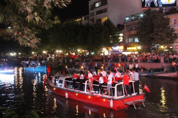 Eskişehir’in Kurtuluşu Fener Alayı Geçidi İle Kutlandı