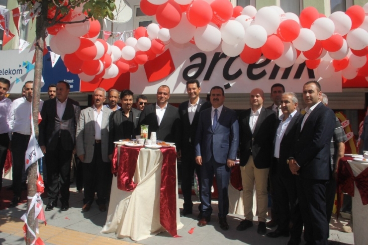 Vali Akbıyık, Yeni İşyeri Açılışına Katıldı