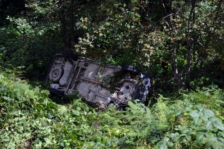 Kabadüz’de Otomobil Uçuruma Yuvarlandı
