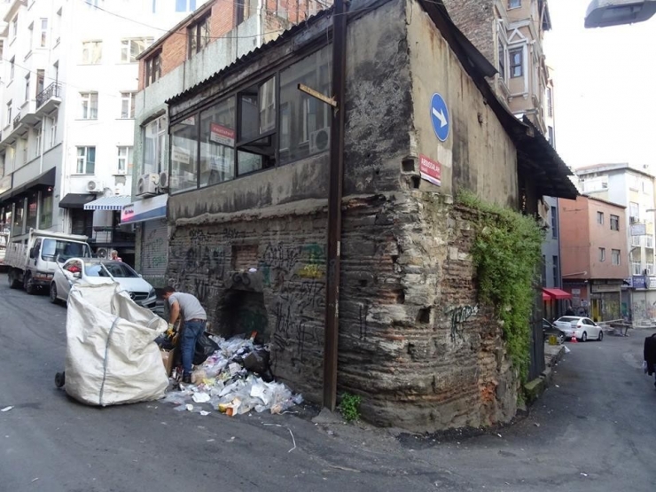 Karaköy’de Mimar Sinan Tarafından Yapılan 450 Yıllık Tarihi Çeşmeyi Levyeyle Yıktılar