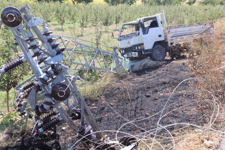 Karaman’da Kamyonetin Çarptığı Yüksek Gerilim Direği Yıkıldı