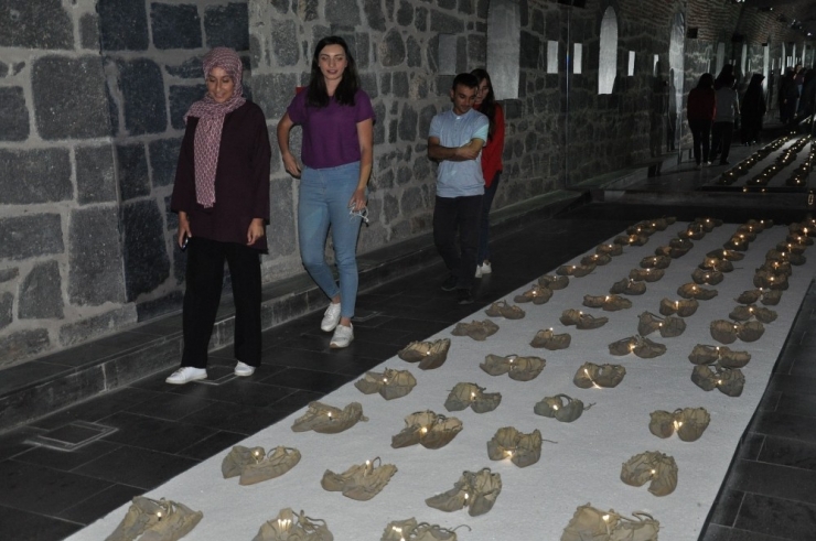 “Çarıklar” Kars’ta Müzeyi Gezenlere Duygulu Anlar Yaşatıyor