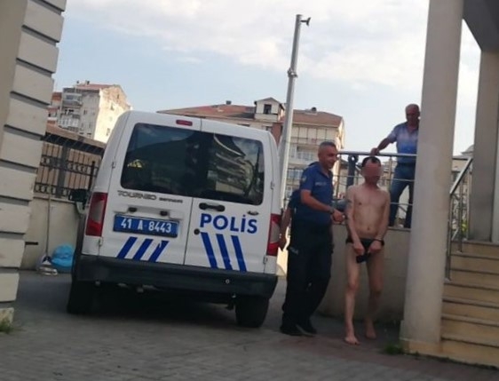 Sokakta İç Çamaşırıyla Dolaşarak Vatandaşı Kışkırtan Şahsı Linç Edilmekten Polis Kurtardı