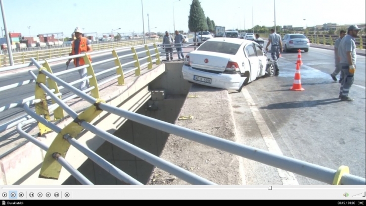 Bariyer Demirleri Otomobile Ok Gibi Saplandı: 2 Yaralı