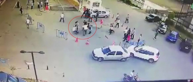 Hastane Bahçesinde Tekmeli Sopalı Kavga Kamerada