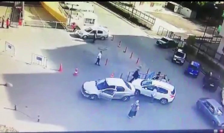 Hastane Bahçesinde Tekmeli Sopalı Kavga Kamerada