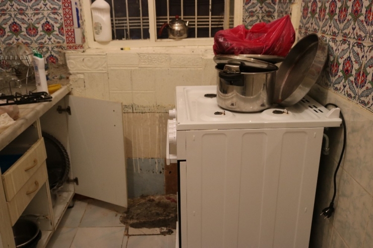 Kapısı Ve Penceresi Kırık Evde Yaşama Tutunmaya Çalışıyor