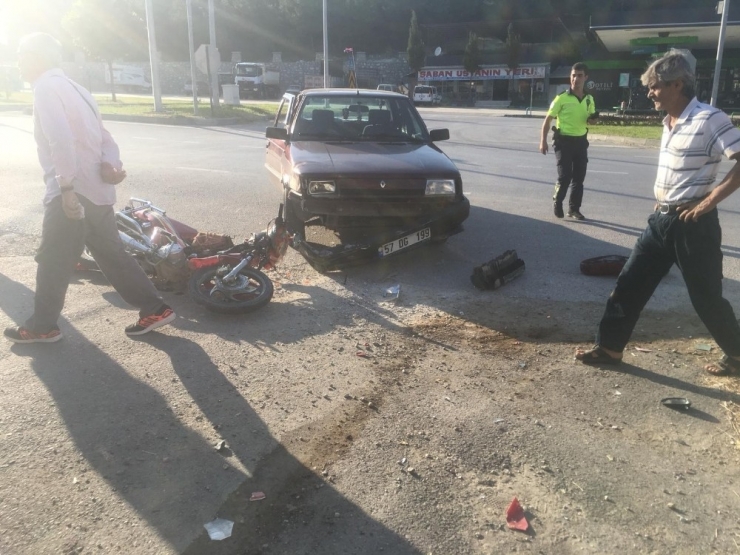 Boyabat’ta Motosiklet İle Otomobil Çarpıştı: 1 Yaralı