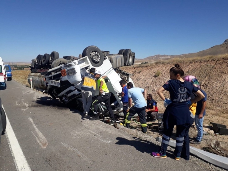 Sivas’ta Akaryakıt Tankeri Devrildi: 1 Yaralı