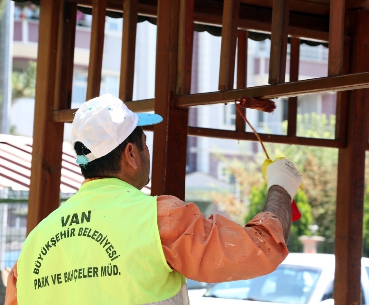 Van Büyükşehir Belediyesi Parklarda Bakım Ve Onarım Çalışması Başlattı