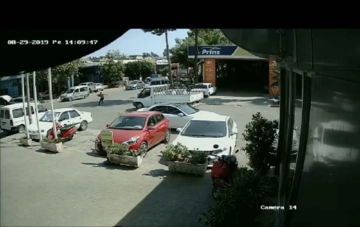 Polisten Kaçan Şüpheli, Uyuşturucu Dolu Poşetle Araçtan Atladı